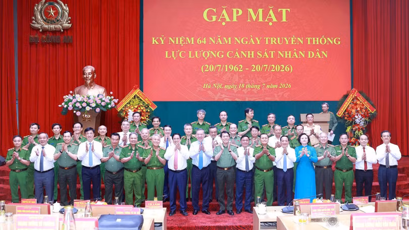 Tổng Bí thư, Chủ tịch nước Tô Lâm và các đại biểu chụp ảnh lưu niệm.