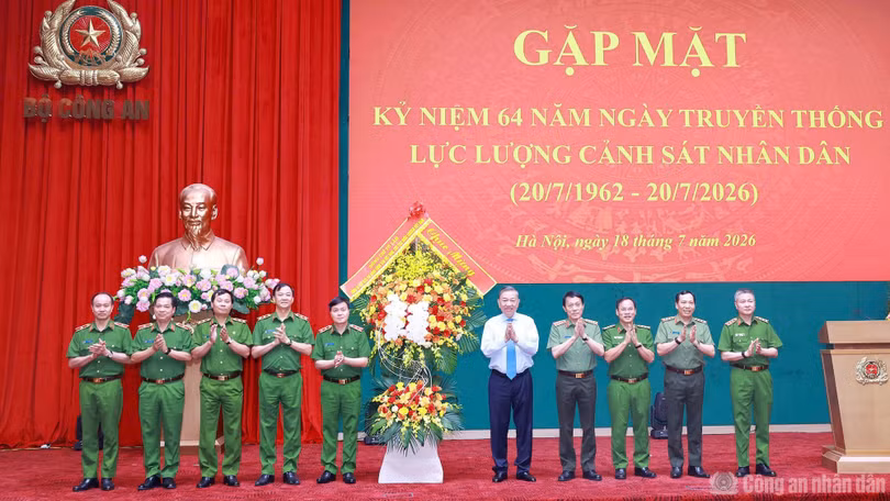 Tổng Bí thư, Chủ tịch nước Tô Lâm trao tặng lẵng hoa chúc mừng lực lượng Cảnh sát nhân dân.
