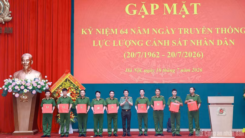 Bộ trưởng Lương Tam Quang trao quà tặng các đại biểu là thương binh nhân dịp Ngày thương binh, liệt sĩ 27/7.