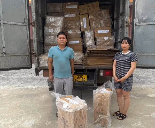Các đối tượng và tang vật vụ án.