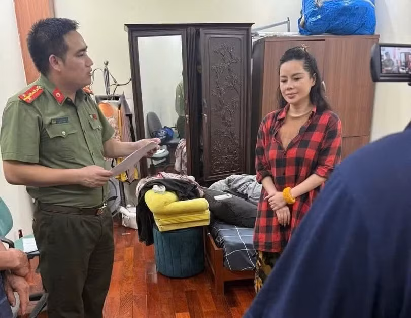 Cán bộ Cơ quan An ninh điều tra Công an TP Hà Nội đọc lệnh khám xét nơi ở của Nguyễn Thiên Hương.