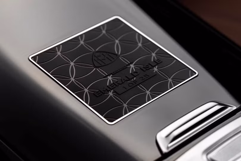 Tại tựa tay trung tâm là huy hiệu "Edition Emerald Isle 1 of 25" kèm họa tiết monogram Maybach.