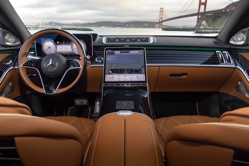 Nội thất của Mercedes-Maybach S 680 Edition Emerald Isle mang phong cách cổ điển với ghế bọc da Nappa màu nâu Light Brown, ốp gỗ MANUFAKTUR sơn mài đen Piano Black với các họa tiết đường chỉ tương phản.