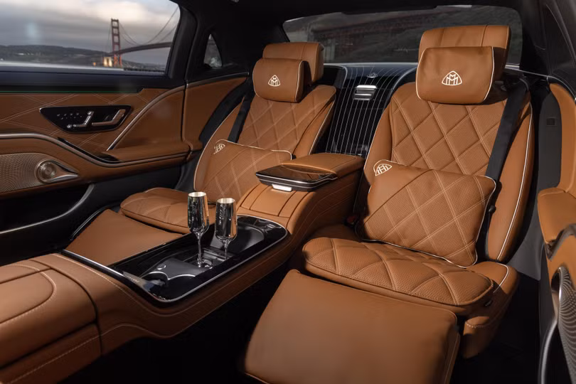 Hàng ghế sau Executive Rear Seat Package Plus với cấu hình 2 ghế thương gia độc lập, đi kèm nhiều trang bị như bàn gấp và bộ ly champagne Maybach bằng bạc, ngăn làm mát rượu, đệm chân, máy tính bảng điều khiển các tính năng tiện nghi...