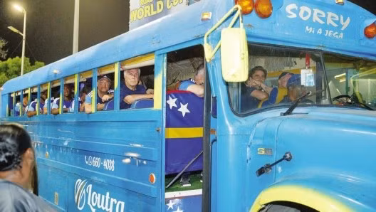 Curacao đến World Cup bằng xe buýt trường học màu xanh, dỡ kính