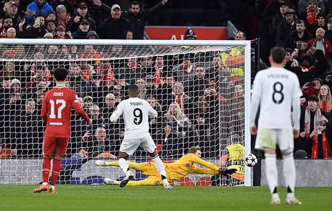 Quả đá 11 mét hỏng ăn của Mbappe.