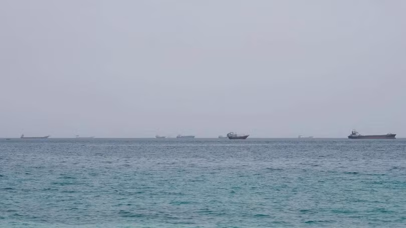 Tàu thuyền gần eo biển Hormuz nhìn từ Musandam, Oman, ngày 10/8. Ảnh: Reuters