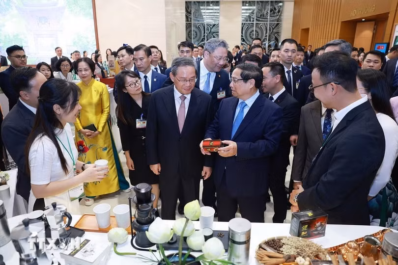 Thủ tướng Phạm Minh Chính và Thủ tướng Trung Quốc Lý Cường tham quan một số sản phẩm nông nghiệp Việt Nam xuất khẩu sang Trung Quốc. (Ảnh: Dương Giang/TTXVN).