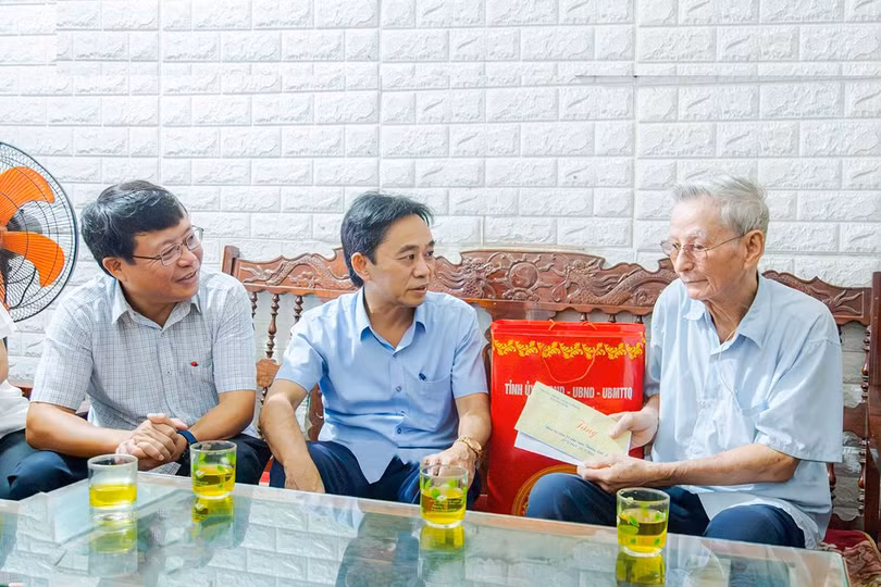 Phó Bí thư Thường trực Tỉnh ủy Trần Thế Dũng cùng các thành viên trong đoàn đã đến thăm hỏi, tặng quà ông Bùi Văn Thuận (SN 1937, TDP 3, phường Tân Giang) là thương binh hạng 3/4, hoàn cảnh gia đình khó khăn, bản thân bị bệnh nặng, sức khỏe yếu.