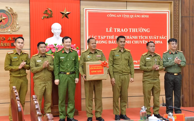 Lãnh đạo Công an tỉnh Quảng Bình tặng quà Công an tỉnh Khăm Muồn.