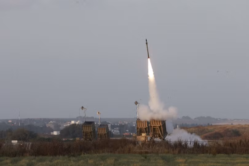 Hệ thống phòng không Iron Dome (Vòm Sắt) được kích hoạt tại thành phố Sderot, Israel để đánh chặn các tên lửa từ Dải Gaza, ngày 13/5/2023. Ảnh: AFP/TTXVN