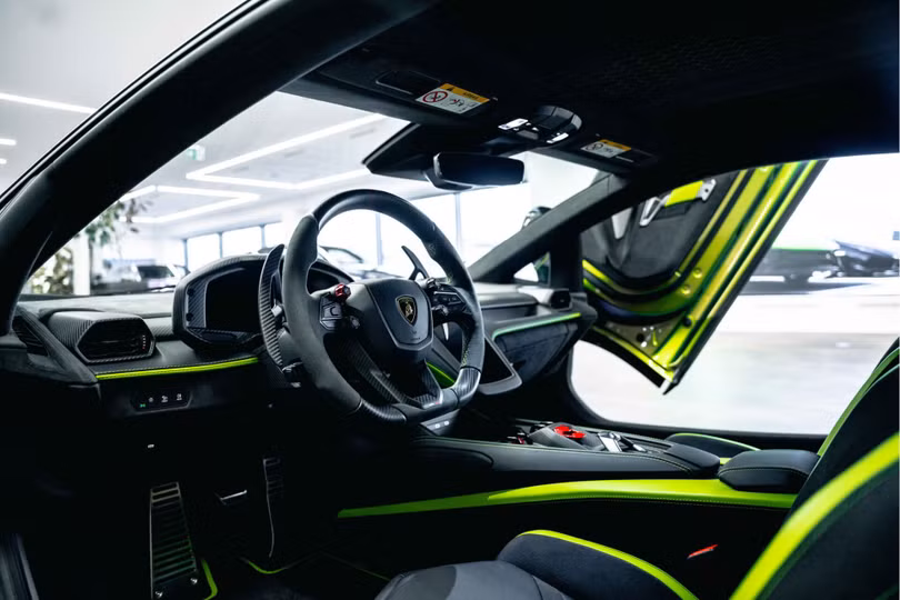 Nội thất của chiếc Lamborghini Revuelto này cũng được chế tác từ các chất liệu cao cấp như sợi carbon, Alcantara... với triết lý thiết kế "feel like a pilot" mới của thương hiệu.