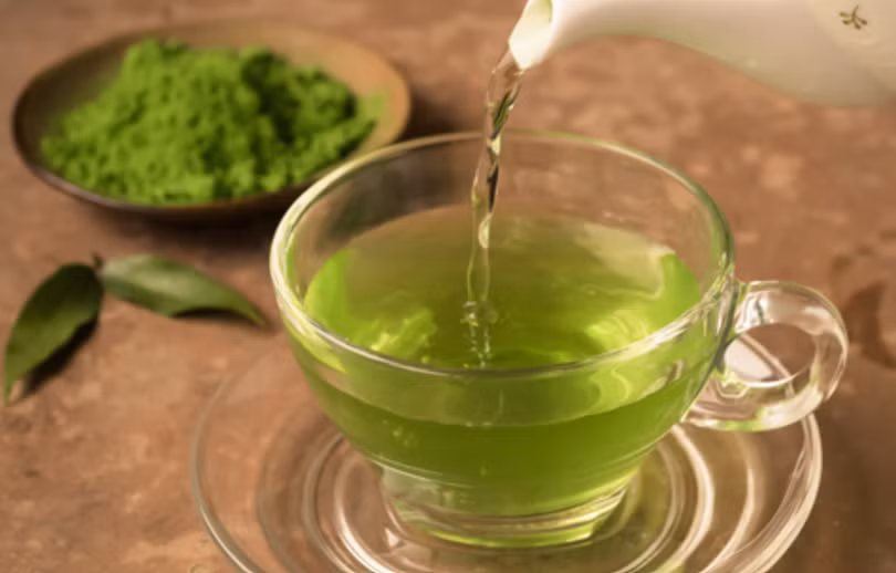 Sử dụng nước trà xanh rửa mặt giúp giảm viêm, chống lão hóa.
