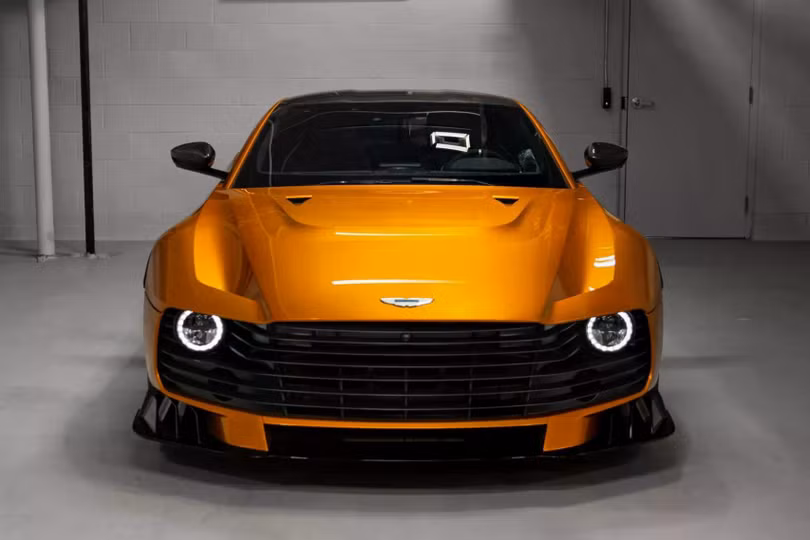 Aston Martin Valiant được tối ưu nhờ ứng dụng hàng loạt vật liệu nhẹ, bao gồm: ống truyền mô-men xoắn bằng hợp kim Magnesium nhẹ hơn 8,6 kg, khung phụ phía sau được in 3D giảm 3 kg, và bộ pin điện chuẩn xe đua nhẹ hơn tới 11,5 kg...
