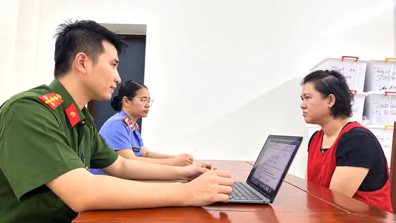 Cảnh sát lấy lời khai nghi can Nguyễn Thanh Phương Tuyền. Ảnh: Lam Sơn