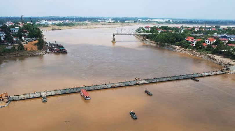 Thời gian lưu thông qua cầu phao Phong Châu từ 6h đến 22h hàng ngày (Ảnh: Hương Giang).