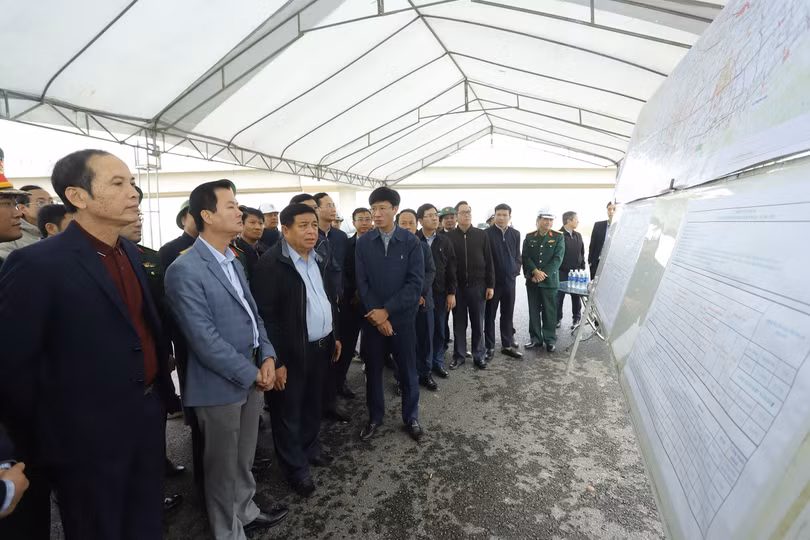 Phó thủ tướng Nguyễn Chí Dũng (thứ 3 từ trái, hàng đầu) nghe báo cáo dự án cao tốc phía Đông giai đoạn 2 từ Hà Tĩnh đến Quảng Trị.