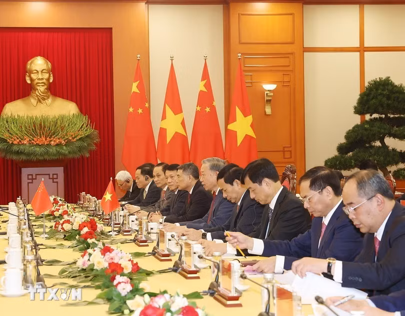 Tổng Bí thư, Chủ tịch nước Tô Lâm và đoàn Việt Nam tại cuộc tiếp Thủ tướng Trung Quốc Lý Cường. (Ảnh: Trí Dũng/TTXVN)