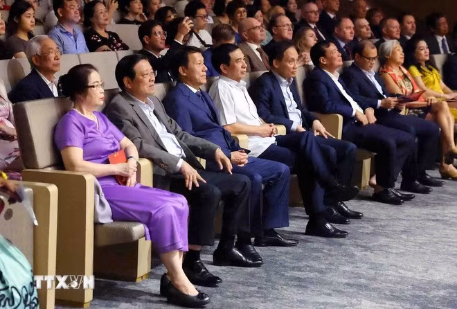 Các đồng chí lãnh đạo tham dự chương trình nghệ thuật. (Ảnh: Phạm Kiên/TTXVN)