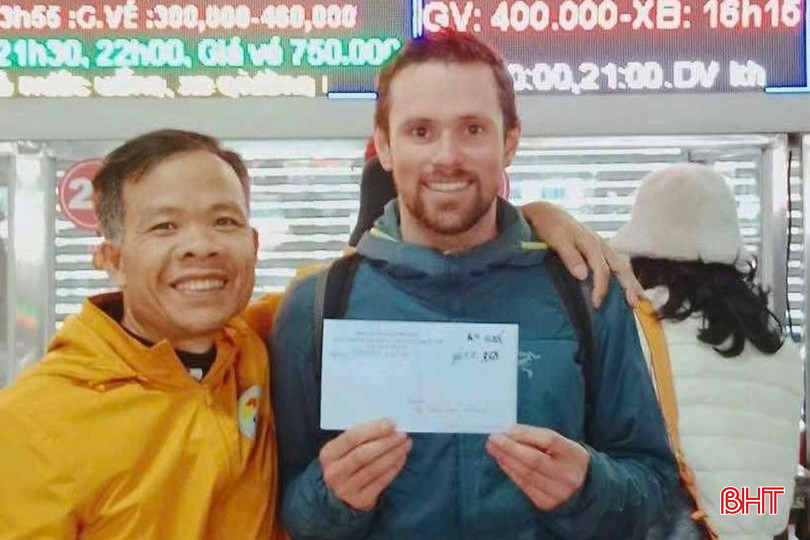 bqbht_br_chieu-nay-63-anh-braden-batsford-da-nhan-lai-so-giay-to-tren-bay-to-su-vui-mung-va-gui-loi-cam-on-chan-thanh-den-cong-an-thi-tran-pho-chau-nguoi-dan-da-nhat-duoc-cung-nhu-nha-xe-truong-vinh.jpg