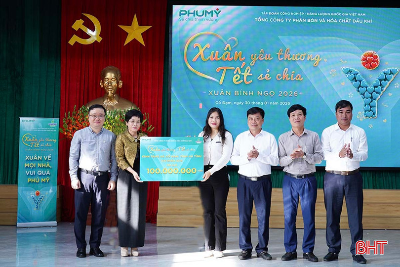Bà Nguyễn Thị Phú Hà – Phó Chủ nhiệm Ủy ban Kinh tế và Tài chính của Quốc hội và đại diện Tổng Công ty Cổ phần Phân bón và Hoá chất Dầu khí miền Bắc ủng hộ xã Cổ Đạm số tiền 100 triệu đồng