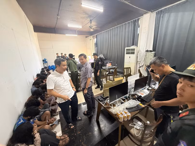 Đại tá Nguyễn Thanh Hà, Phó Cục trưởng Cục Cảnh sát hình sự (áo trắng), trực tiếp có mặt tại hiện trường, chỉ đạo công tác khám xét, bắt giữ các đối tượng.