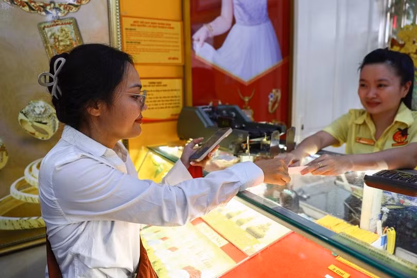 Người dân mua bán vàng tại một tiệm trang sức tại TP HCM. Ảnh: Quỳnh Trần