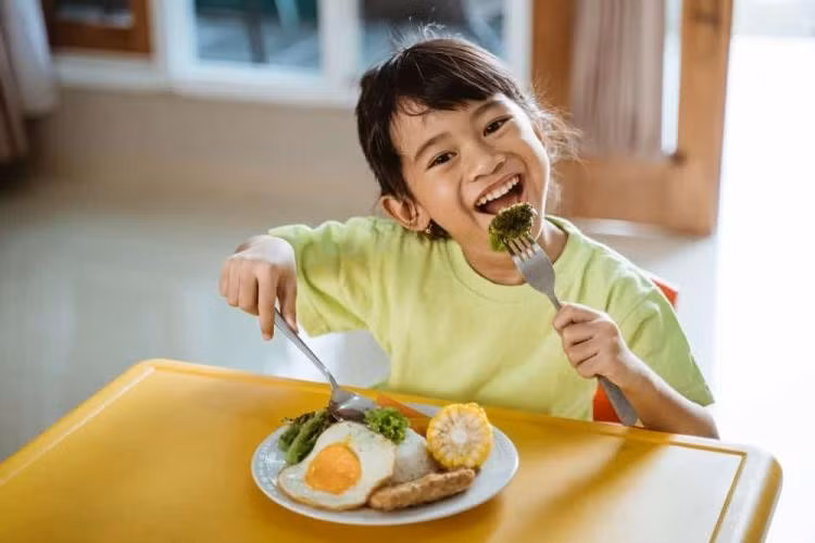 Chế độ ăn đủ chất giúp trẻ tăng chiều cao.