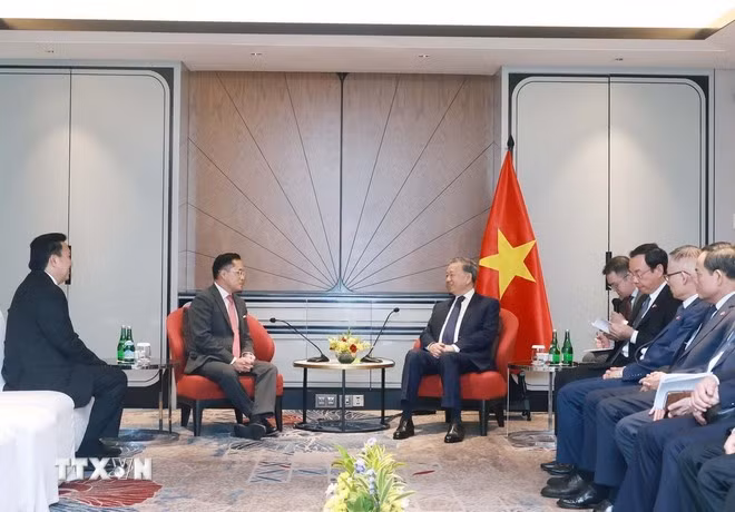 Tổng Bí thư Tô Lâm tiếp ông Patrick Walujo, Tổng Giám đốc, Chủ tịch Tập đoàn Gojek và ông Garibaldi Thohir, Chủ tịch PT Alamtri Resources. (Ảnh: Thống Nhất/TTXVN)