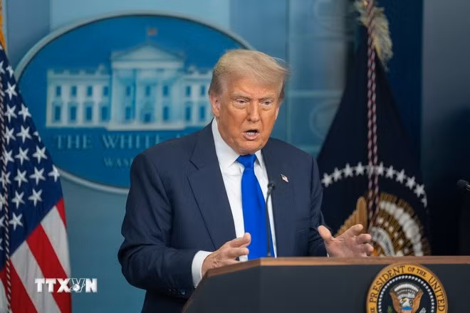 Tổng thống Mỹ Donald Trump phát biểu họp báo tại Nhà Trắng. (Ảnh: THX/TTXVN)