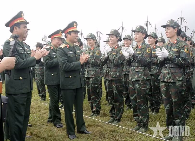 Đại tướng Nguyễn Tân Cương thăm hỏi, động viên lực lượng tham gia diễu binh, diễu hành tại buổi hợp luyện.