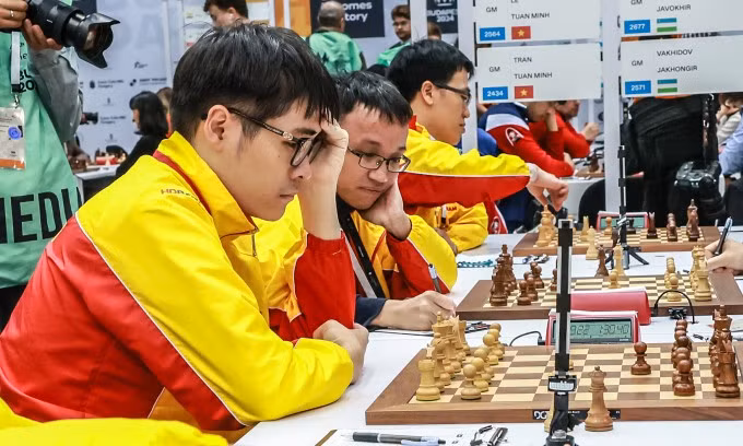 Lê Tuấn Minh (trái) và Nguyễn Ngọc Trường Sơn (thứ hai từ trái sang) trong ván thắng Javokhir Sindarov và Nodirbek Yakubboev ở vòng bốn Olympiad cờ vua tại Budapest, Hungary ngày 14/9/2024. Ảnh: FIDE