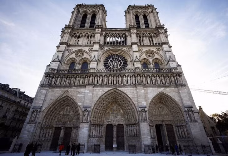 Nhà thờ Đức Bà Paris mở cửa lại - Ảnh: AP NEWS