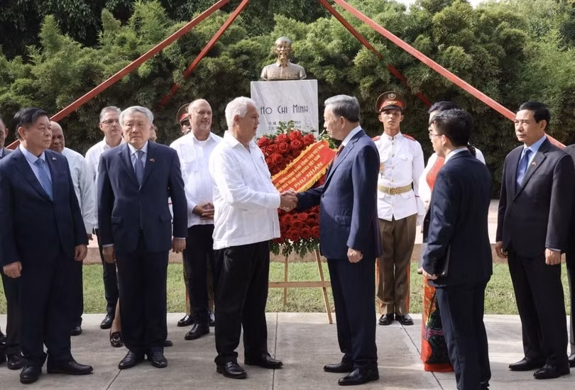 Tổng Bí thư, Chủ tịch nước Tô Lâm và Uỷ viên Trung ương Đảng, Trưởng Ban Đối ngoại Trung ương Đảng Cộng sản Cuba Emilio Lozada García với các đại biểu tại Tượng đài Chủ tịch Hồ Chí Minh ở Thủ đô La Habana. (Ảnh: Lâm Khánh/TTXVN)