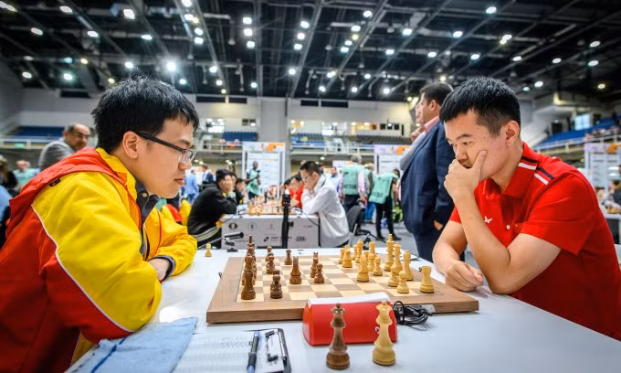 Lê Quang Liêm (trái) trong ván đấu với Đinh Lập Nhân ở vòng sáu bảng Mở rộng Olympiad cờ vua tại Budapest, Hungary ngày 16/9/2024. Ảnh: FIDE.