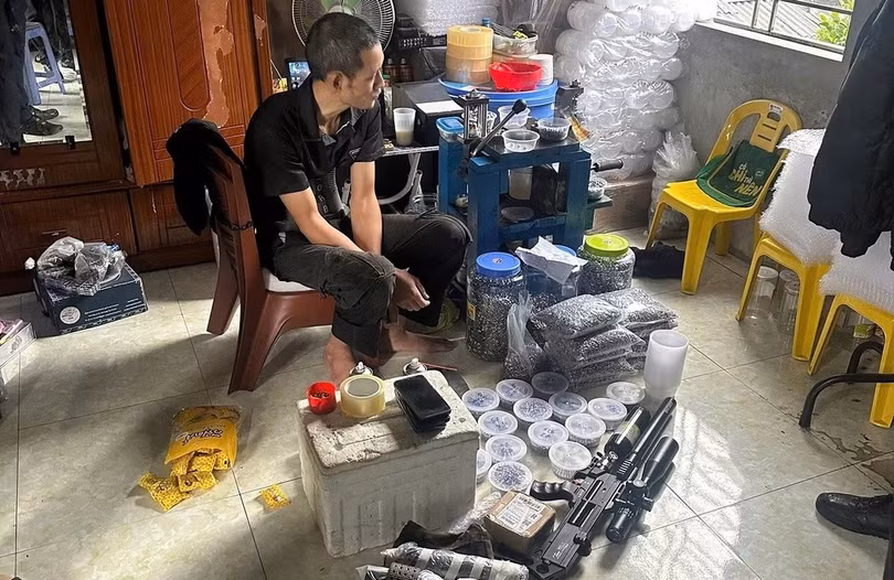 Công an khám xét nơi sản xuất đạn chì. Ảnh: Công an cung cấp
