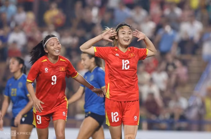 Phạm Thị Hải Yến (số 12) mừng bàn thắng giúp Việt Nam ấn định chiến thắng Guam 4-0 ở lượt cuối bảng E vòng loại Asian Cup nữ 2026, tại sân Phú Thọ, ngày 5/7/2025. Ảnh: Hoàng Huynh
