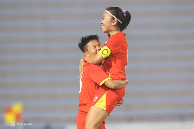 Nguyễn Thị Bích Thùy (trái) ôm Huỳnh Như sau khi ghi bàn thứ hai ở trận Việt Nam thắng Guam 4-0 tại lượt cuối bảng E vòng loại Asian Cup nữ 2026, tại sân Phú Thọ, ngày 5/7/2025. Ảnh: Hoàng Huynh