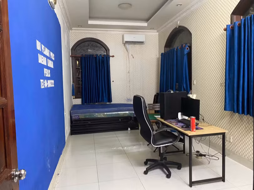 Bên trong căn phòng được các đối tượng phục dựng giả mạo các cơ quan chức năng nhằm thực hiện hành vi lừa đảo.