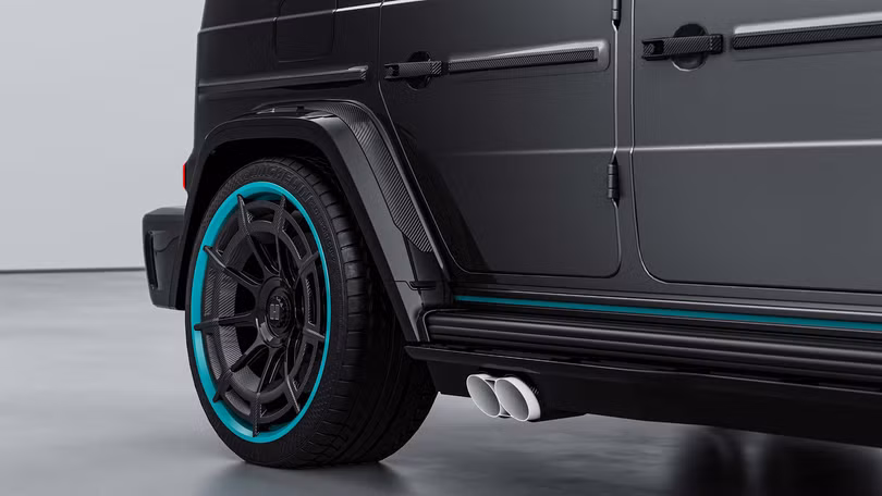 Đi kèm là bộ mâm đa chấu kích thước 23 inch với các chi tiết khí động học bằng sợi carbon. Nhiều chi tiết ngoại thất được sơn màu xanh Petronas.