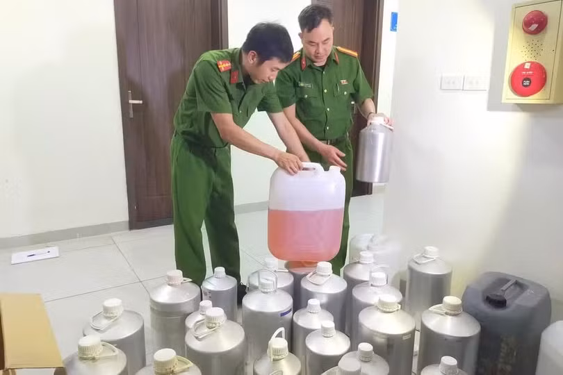 Những can hương liệu, nước hoa giả được các đối tượng dùng để sản xuất, sang chiết nước hoa thương hiệu giả.