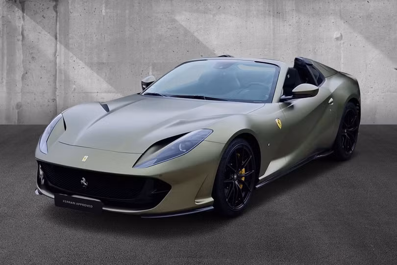 Trước đó, 2 chiếc Ferrari 812 GTS cũng được đại lý này đem về nước, trong đó 1 chiếc mang màu sơn đỏ Rosso 70th Anniversary. Chiếc còn lại mang màu sơn xanh Verde Masoni Opaco độc đáo.