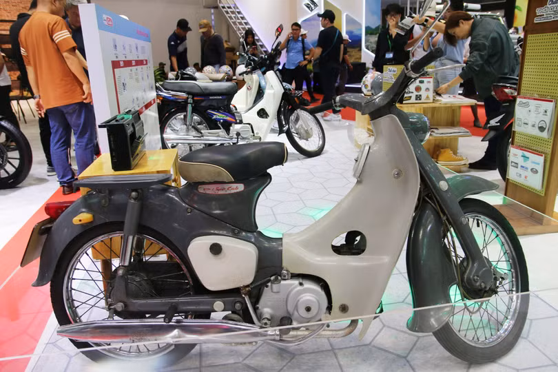 Honda Super Cub C100 ra mắt lần đầu vào tháng 8/1958, được trang bị động cơ 4 thì dung tích 50 cc. Chữ Cub trong tên gọi của xe là viết tắt của cụm "Cheap Urban Bike", nghĩa là xe máy đô thị giá rẻ.