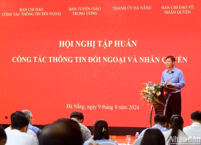 Thiếu tướng Nguyễn Văn Kỷ, Phó Chánh văn phòng Thường trực Ban Chỉ đạo về nhân quyền của Chính phủ báo cáo chuyên đề tại Hội nghị. (Ảnh: BTC)