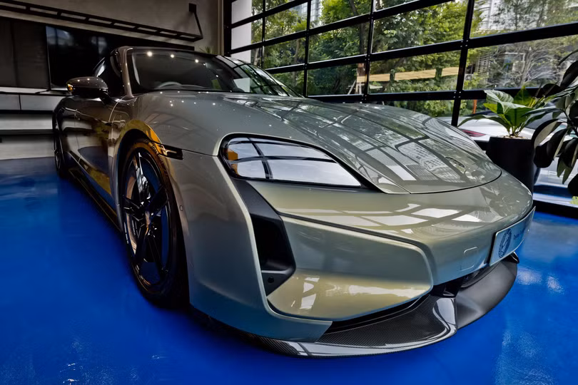 Triển lãm này còn có sự góp mặt của chiếc Porsche Taycan Turbo S Celestial Jade độc nhất thế giới, vốn được bộ phận Sonderwunsch phát triển cho thị trường Đông Nam Á.