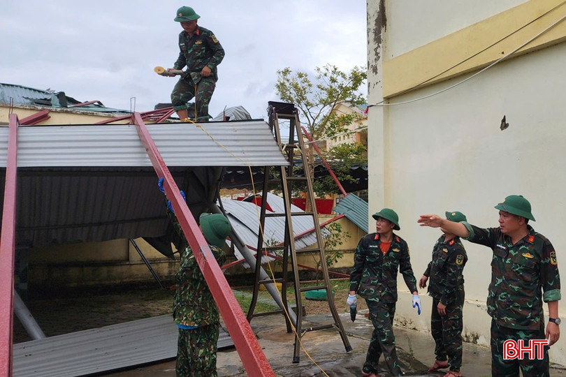 ... giúp Trường Mầm non xã Xuân Hồng khắc phục hậu quả bão số 5