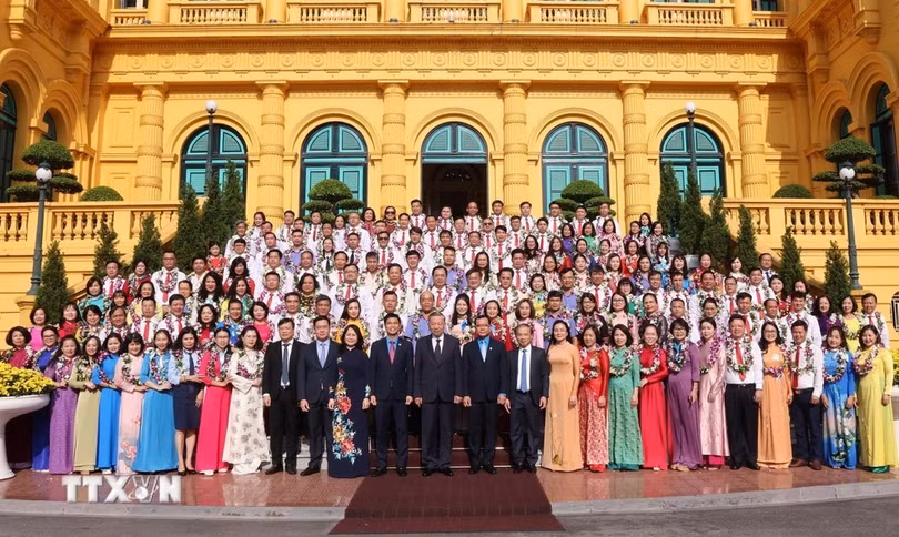 Tổng Bí thư, Chủ tịch nước Tô Lâm với đại biểu được tôn vinh trong phong trào thi đua 'tham mưu giỏi, phục vụ tốt' giai đoạn 2019-2024. (Ảnh: Lâm Khánh/TTXVN)