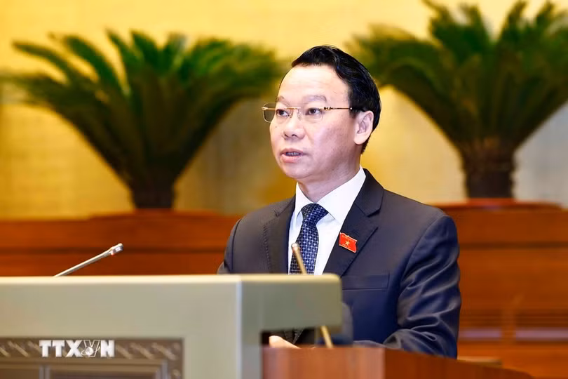 Bộ trưởng Bộ Tài nguyên và Môi trường Đỗ Đức Duy, thừa ủy quyền của Thủ tướng Chính phủ trình bày Tờ trình dự thảo Nghị quyết về thí điểm thực hiện dự án nhà ở thương mại thông qua thỏa thuận về nhận quyền sử dụng đất hoặc đang có quyền sử dụng đất. (Ảnh: Doãn Tấn/TTXVN)