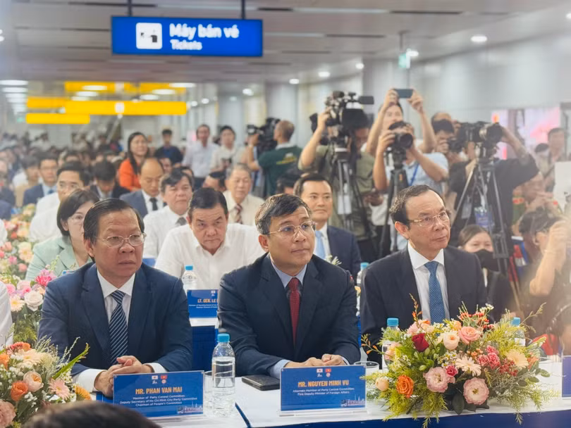 Lãnh đạo tham dự lễ công bố vận hành chính thức tuyến metro số 1. Ảnh: Mỹ Quỳnh.