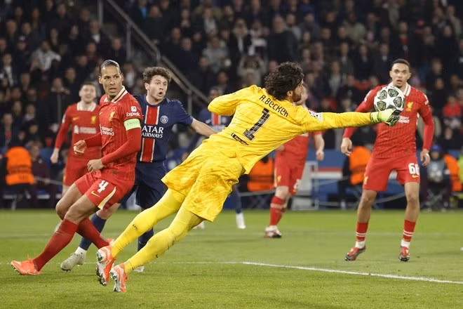 Alisson thi đấu thăng hoa để giúp Liverpool đứng vững trước PSG.